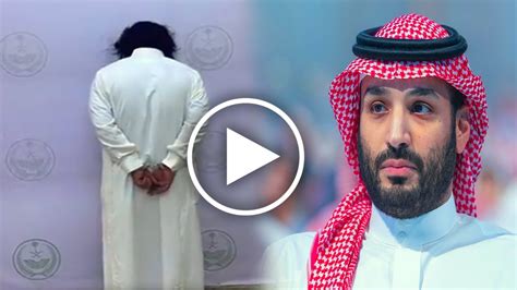 الامير محمد بن سلمان والسلطات تلقن يمني حمل لافتة داخل المسجد الحرام