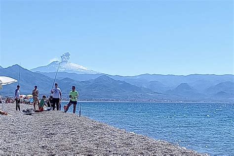 Esplosione Sulletna Emessa Una Nube Di Cenere Alta Chilometri Dal