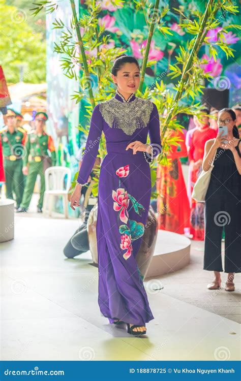 Hermosas Chicas Vietnamitas Tocando Ao Dai Y Disfraces Tradicionales