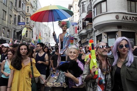 Vid O Turquie Des Manifestants De La Gay Pride Chass S Par Des Canons Eau