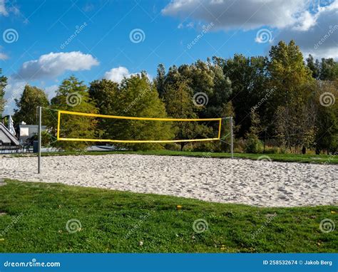 Terrain De Beach Volley Dans Un Parc Public Photo Stock Image Du