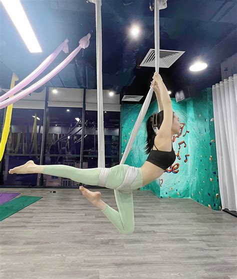 Hot girl yoga Trà My xoạc chân trên dây ngoạn mục vẫn giữ eo cm sau Tết