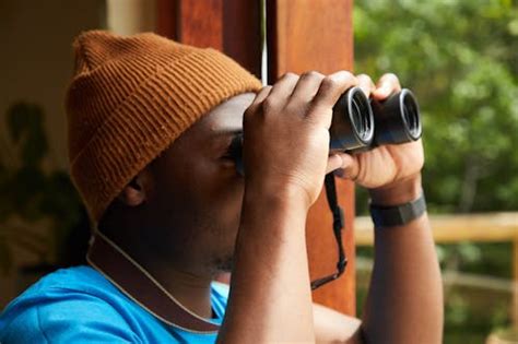 Hombre Afroamericano Con Binoculares En El Balcón · Fotos De Stock Gratuitas