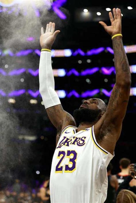 Lebron James Es El Primer Jugador De La Nba En Romper La Barrera De Los