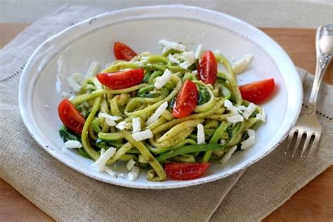 Come Preparare Gli Spaghetti Di Zucchine Al Pesto Feta E Pomodorini