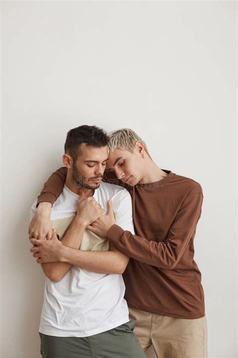 Couple Gay Moderne Embrassant Contre Blanc Image stock Image du fermer sexualité