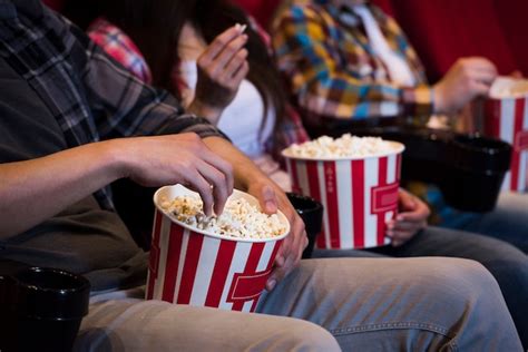 Leute Mit Popcorn Im Kino Premium Foto