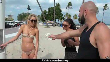 Sexy exhibicionista GFs son pagadas en efectivo por follar en público 1 XVIDEOS