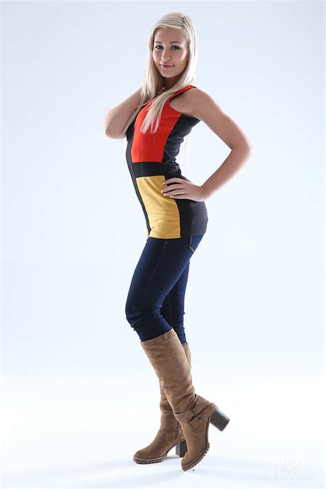 Tracy Lindsay Stripping Off Her Skin Tight Blue Jeans Porn Pictures