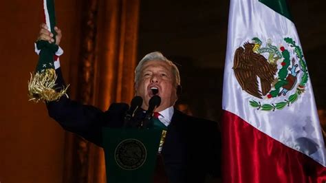 Muera la corrupción AMLO durante el grito del Día de la