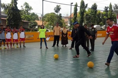 Pakai Baju Adat, Ridwan Kamil Gagal Penalti - Juara.net