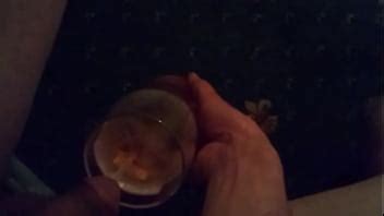 Llenar Un Vaso De Cerveza Con Orina XVIDEOS