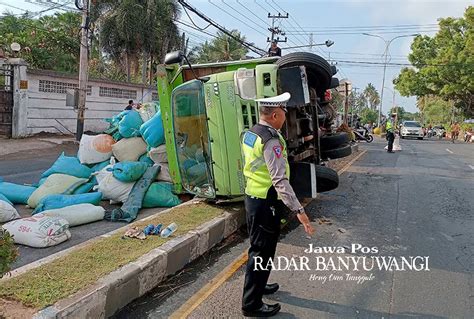 Ban Pecah Truk Muatan Pupuk Terguling Lalu Hantam Pembatas Jalan Yos