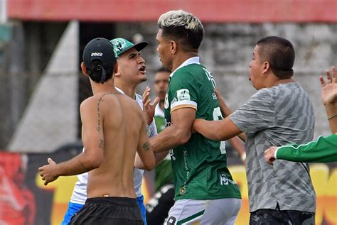 Colombia Hinchas De Deportivo Cali Invadieron La Cancha Para Agredir