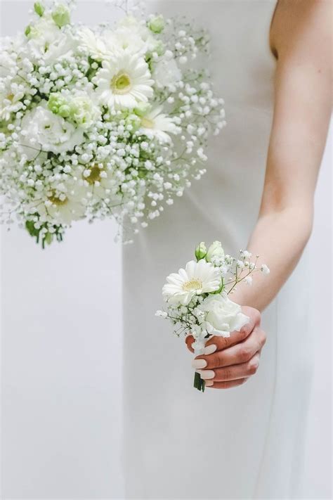 Бутоньерка из гипсофилы и герберы | Букет свадьба, Свадебный букет ...