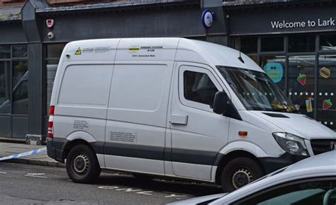 Live Lark Lane Sealed Off After Hammer And Knife Robbery Liverpool Echo