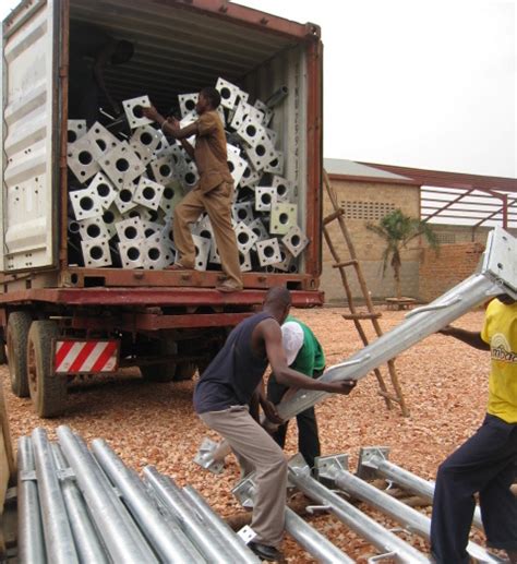 Light Duty Roof Top Guyed Mast Angle Steel Tower For Telecommunication