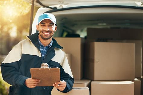 Entrega feliz y lista de verificación con retrato de hombre para