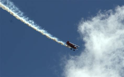 Avión realizando una maniobra acrobática en el cielo. foto – Imagen de