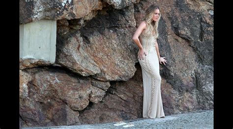 Foto Fiorella Mattheis Posa Usando Um Vestido Nude Colado Ao Corpo E Que Marcam As Curvas