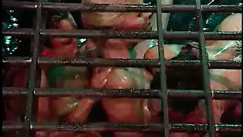 Hardcore grober Gruppensex von mit Latex maskierten großen Schwänzen