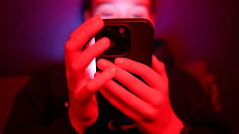 Une Ado Victime De Revenge Porn Sa M Re D Couvre La Vid O Et Br Le Sa Fille Au Fer Repasser