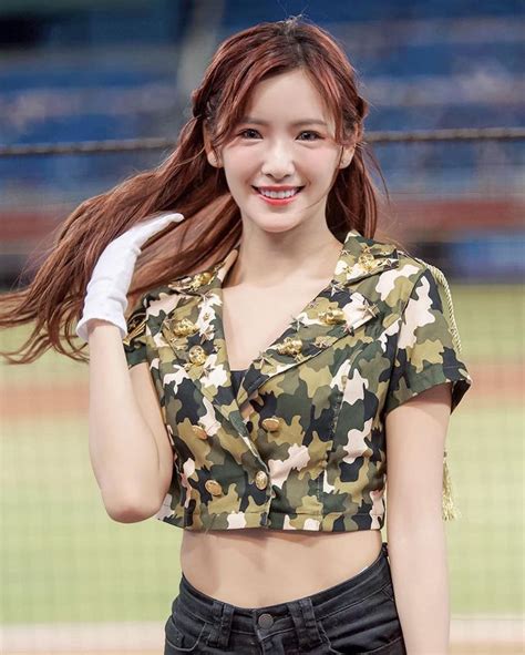 Biểu diễn fail tới mức ngã khó đỡ trên sóng nàng hot girl vẫn được CĐM xôn xao tìm info vì quá