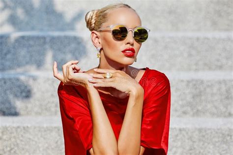Belle Fille De Surfer De Jeune Femme Dans Le Bikini Avec La Planche De Surf Sur Le Th Image