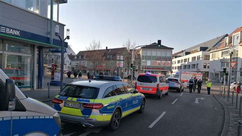 Unfall in Stuttgart Weilimdorf Auto und Fußgängerin kollidieren 84