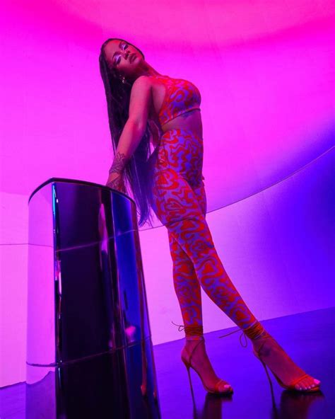 Rihanna Shows Off Her Sex Appeal See Photos YARDHYPE