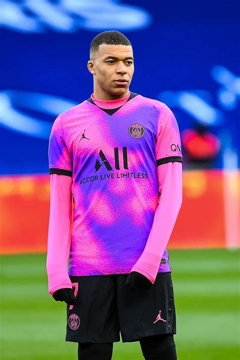hermoso kylian mbappe portando futbol pasion mx