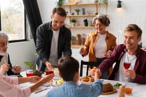 Jantar em família um casal gay Foto Grátis