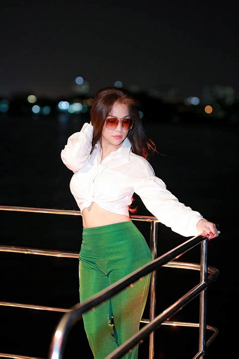 Minh Tuyết mặc bikini khoe nhan sắc mướt mát tuổi 46