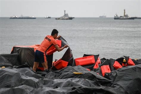 Philippines To Deploy Floating Barriers To Contain Oil Spill