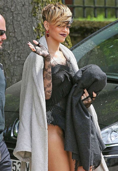 Rihanna Exposing Her Fucking Sexy Legs And Hot Ass On Stage Porn