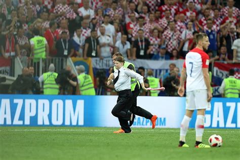 Четыре участницы Pussy Riot выбежали на поле в финале ЧМ Чемпионат