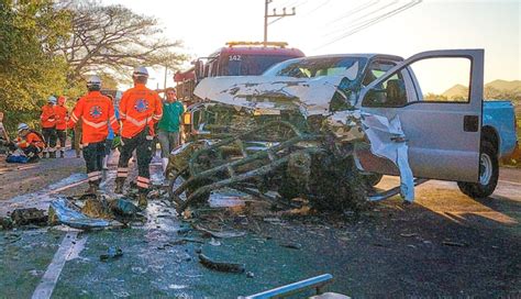 Choque frontal entre camión y pick up se salda con un muerto y dos