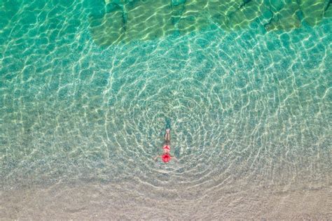 Vista Superior Joven Y Hermosa Mujer Con Sombrero Rojo Y Bikini Tumbada Y Soleada En Agua De
