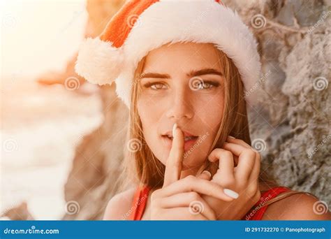 Mar De Viajes De Verano Femenino Feliz Turista En Bikini Rojo Y Amigos Que Disfrutan Tomando