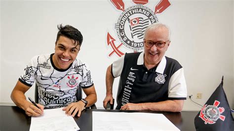 Corinthians anuncia extensão contratual do meia Roni até 2024