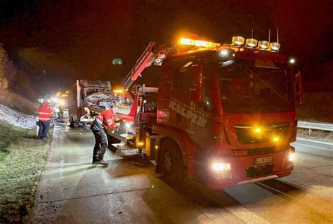 A Brennender Pkw Steckt Rettungswagen In Brand