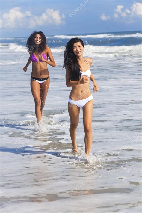 Bikini Sexy Mujeres Ni As Corriendo En La Playa Foto Stock Dmbaker