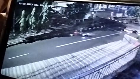 Diduga Hilang Kendali Dua Sepeda Motor Terlibat Kecelakaan Terekam Cctv