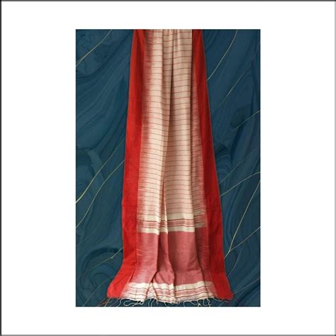 Off White And Red Bengal Handloom Cotton Saree With Box Kantha Stitch