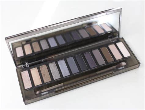 Paleta Naked Smoky Urban Decay Passando Blush