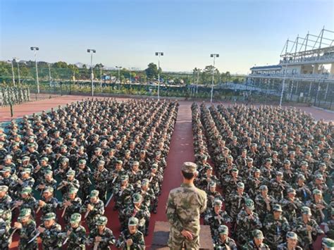 迷彩青春扬斗志 意气风发少年行 人文与教育学院