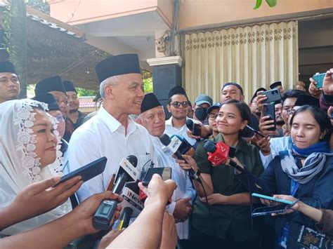 Ingatkan Politik Kemanusiaan Ganjar Pranowo Ziarah Ke Makam Gus Dur