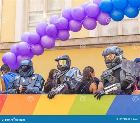 Folkuppklädden I GLORIAharneskdräkter Från Microsoft Som Deltar I Gay Pride Ståtar Också
