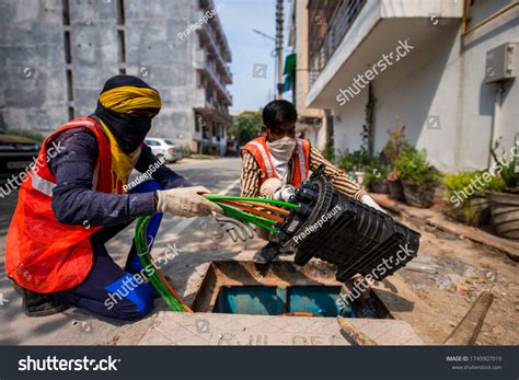 Labour Laying Jio Fiber Cable New Stock Photo 1749907019 Shutterstock