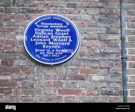 blue plaque commemorating  bloomsbury group members virginia woolf